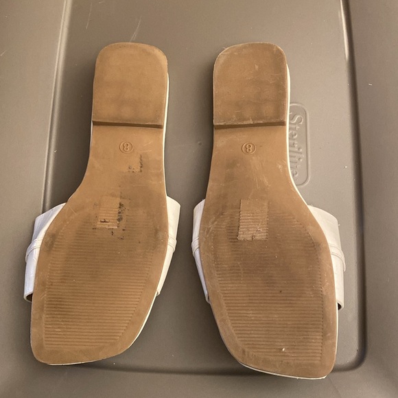 SHEIN white flats with silver chain accent - Picture 2 of 4